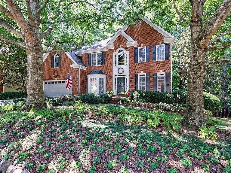 Suwanee 市 Riverglen 社区的红砖住宅